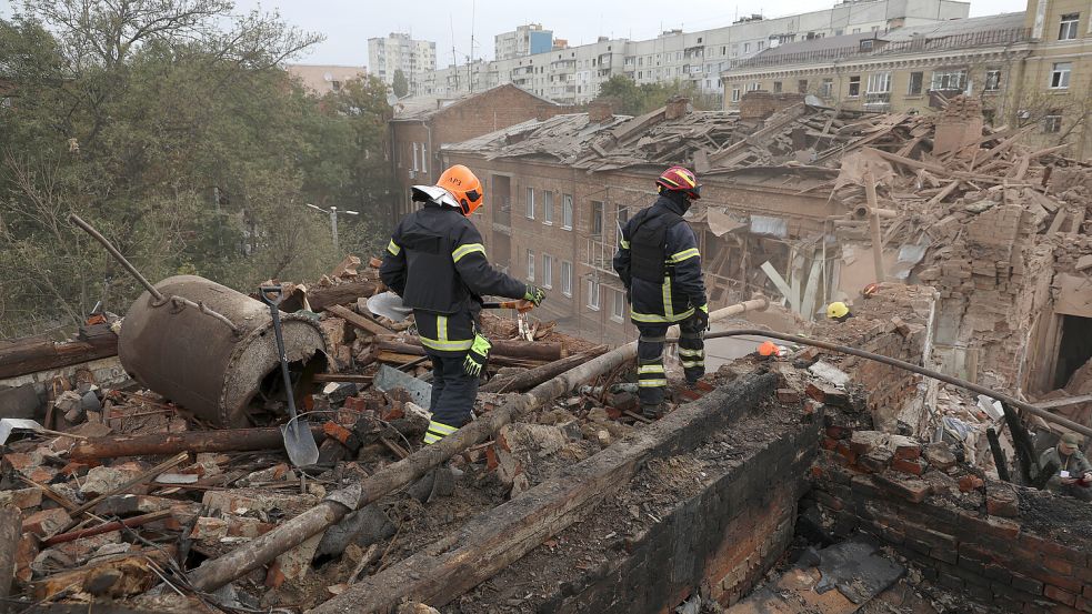 Die Zerstörung in der Ukraine ist groß und weitreichend - könnte russisches Geld helfen? Foto: dpa/AP | Alex Babenko