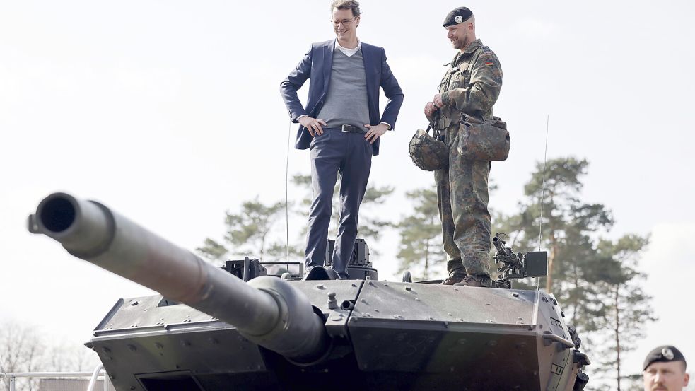 Aus dem Schrank von NRW-Ministerpräsident Hendrik Wüst (CDU) wurden „nur“ zwei Gewehre geklaut, kein Leopard-Panzer, auf dem er auf diesem Bild steht. Foto: www.imago-images.de