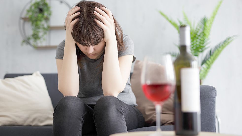 Trotz in der Regel kürzerer Zeiten exzessiven Alkoholkonsums, treten bei Frauen vergleichbare körperliche Schäden wie bei Männern auf. Foto: Colourbox/Di Studio