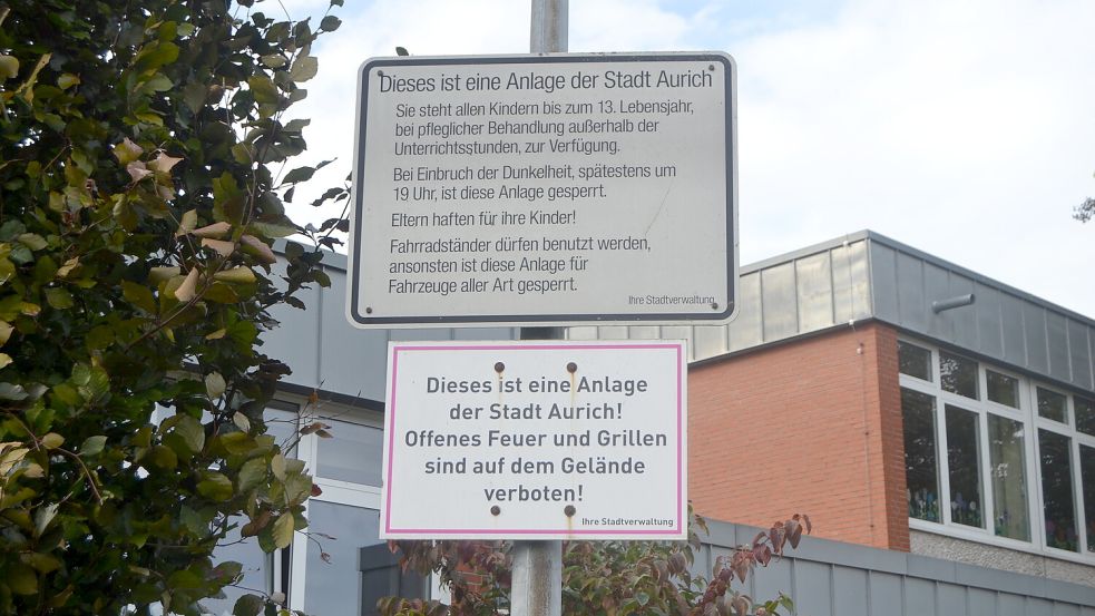 Dieses Schild vor der Grundschule weist Besucher auf die Regeln der Geländenutzung hin. Foto: Lasse Paulsen