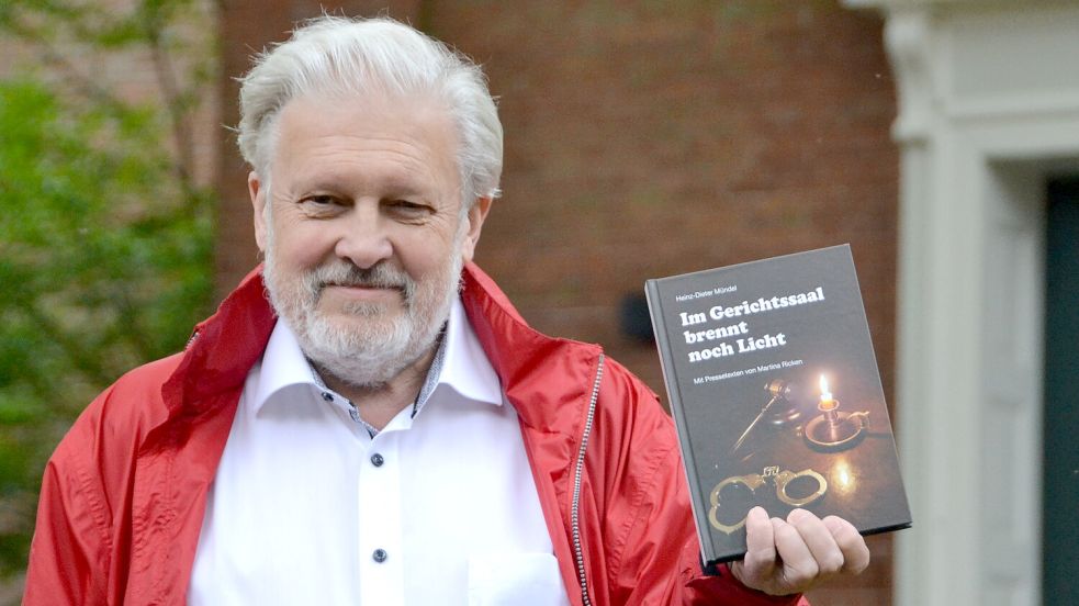 In seinem neuen Buch schildert der pensionierte Auricher Richter Heinz-Dieter Mündel rund 40 weitere kuriose Strafverfahren aus den vergangenen Jahren.Foto: Aiko Recke