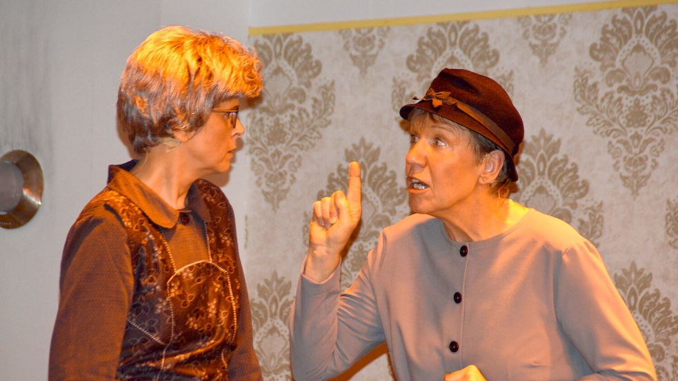 Xanthippen mit vollem Intrigeneinsatz um „mien un dien“: Uta Folkerts und Elke Gronewold als spekulative Tanten Mieke und Fieke. Foto: Gerd-D. Gauger