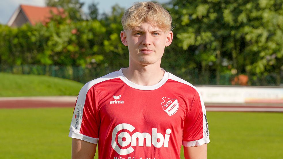 Der Auricher Luca Alexander Ahrens verwandelte einen Freistoß direkt zum 1:0 für die SpVg Aurich in Strudden. Foto: Helmut Vortanz