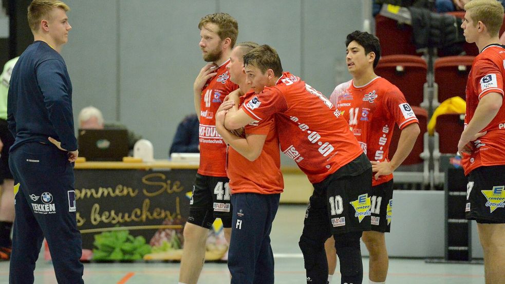 Völlig geknickt waren die Spieler des OHV Aurich nach dem enttäuschenden Auftritt gegen den GSV Eintracht Baunatal. Fotos: Bernd Wolfenberg