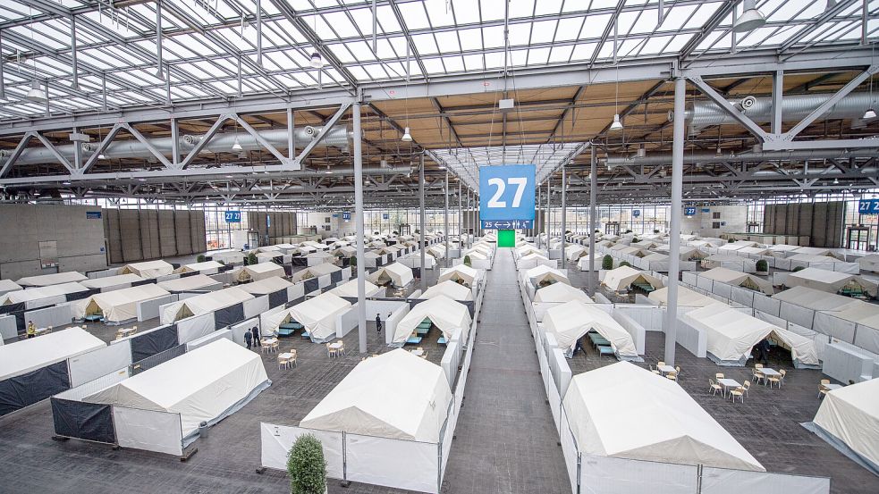 Die Halle 27 auf dem Messegelände in Hannover war bereits Heimat für Flüchtlinge: Die Aufnahme zeigt Zelte, in denen ukrainische Kriegsflüchtlinge zeitweise gelebt haben. Foto: dpa