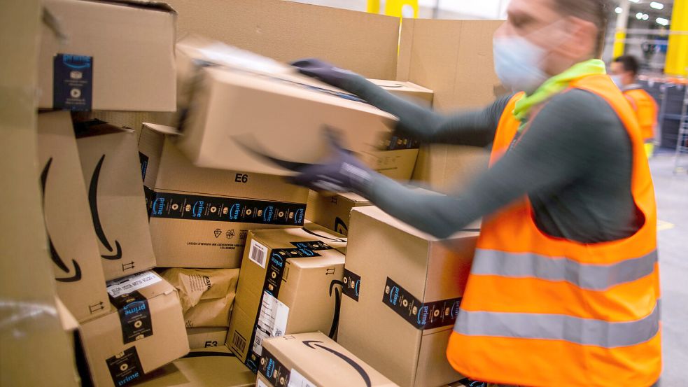 Pakete von Amazon können künftig nur noch über einen Weg kostenlos zurückgegeben werden. Foto: dpa/Jens Büttner