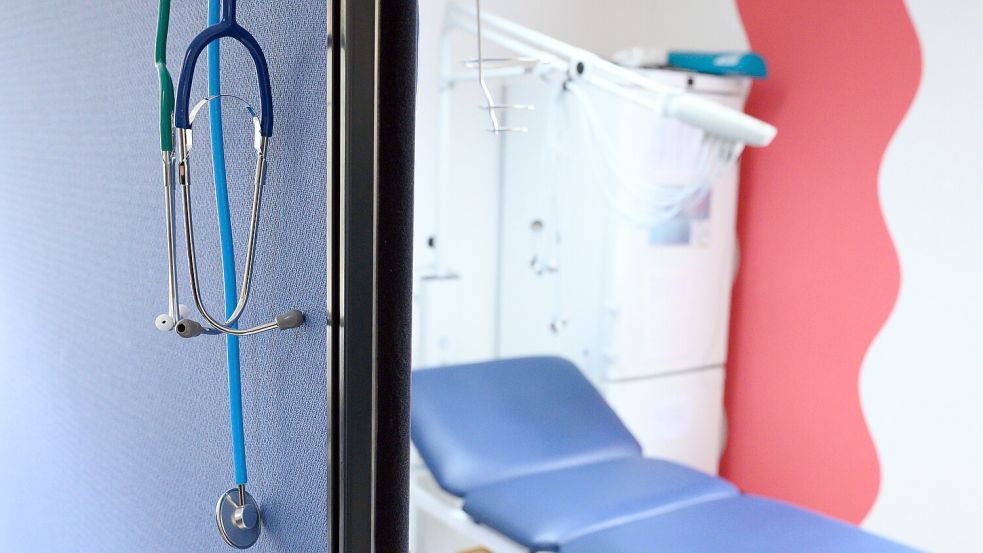 Die Kassenärzte haben in einem Brief an Bundesgesundheitsminister Karl Lauterbach vor einer eingeschränkten Gesundheitsversorgung gewarnt. Foto: dpa/Sebastian Kahnert