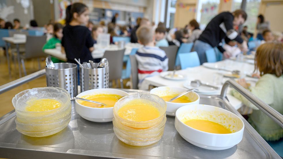 Gemeinsames Mittagessen kann Teil der zukünftigen Ganztagsbetreuung in den Grundschulen sein. Foto: DPA/Sebastian Gollnow