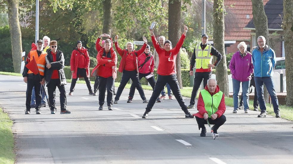 Rote Jacken prägten das Straßenbild beim Auricher Boßelderby zwischen Westerende-Kirchloog und Münkeboe-Moorhusen. Am Ende entschieden wenige Meter über den Sieg und Niederlage. Foto: Wilfried Gronewold