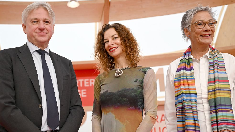 Juergen Boos (l-r), Direktor der Buchmesse, Gaia Vince, britische Umweltjournalistin und Sachbuchautorin, und Karin Schmidt-Friderichs, Vorsteherin des Börsenvereins des Deutschen Buchhandels, bei der Eröffnungspressekonferenz der Frankfurter Buchmesse. Foto: picture-alliance/dpa