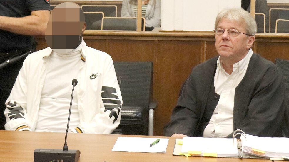 Der 44-jährige Angeklagte am ersten Prozesstag mit seinem Verteidiger Michael Schmidt. Foto: Karin Böhmer