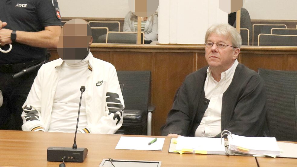 Der 44-jährige Angeklagte am ersten Prozesstag mit seinem Verteidiger Michael Schmidt. Foto: Karin Böhmer