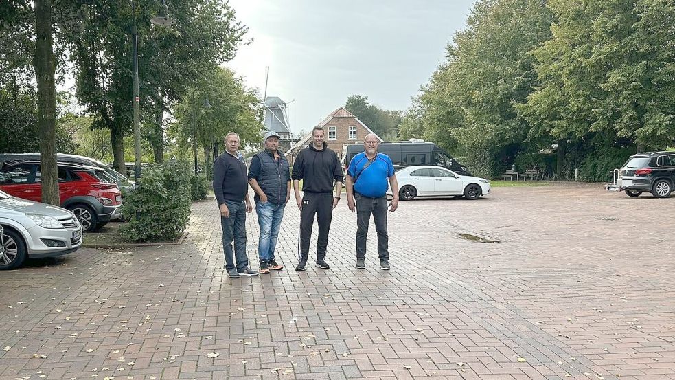 Jann Wunder (von links), Johannes Hogelücht, Mario Toben und Günter Zart von der Fraktion BWG/CDU hatte mit einem Bürgerbegehren zum Leezdorfer Dorfplatz gedroht. Foto: privat