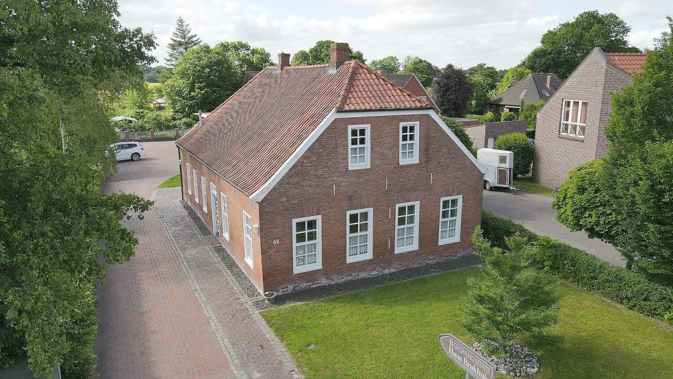 Wallster Wahrzeichen: Das Haus „Brakhuis“ ist die alte Schule Walle und nach dem gleichnamigen Dorflehrer benannt. Seit fast 30 Jahren ist die Begegnungsstätte in der Trägerschaft des Fördervereins Walle. Foto: Alessandro Cipolla