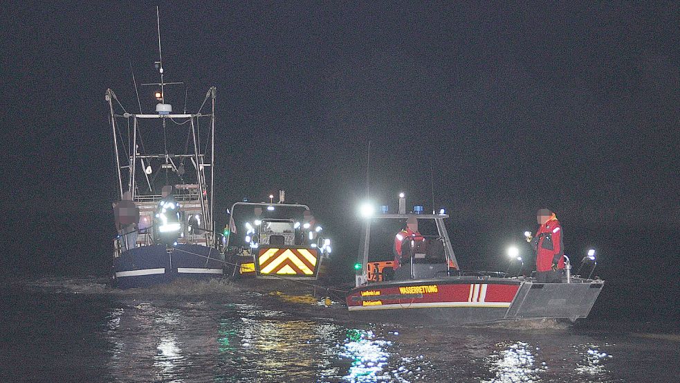 Zwei Boote schleppten den Havaristen zur Seeschleuse. Foto: Wolters