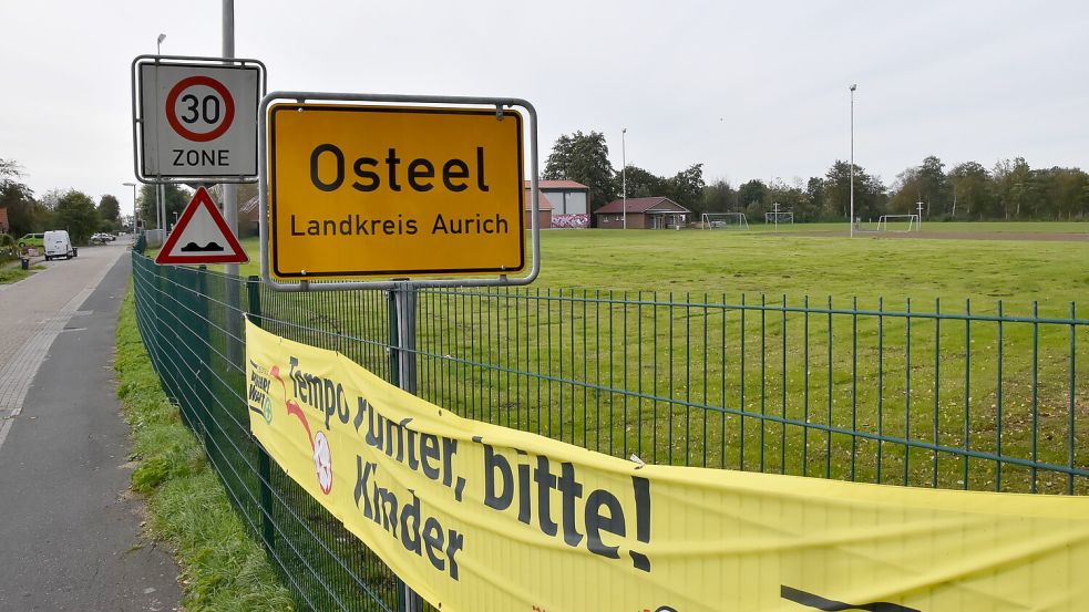 Nahe der Grundschule soll auf einem Teil des Osteeler Sportplatzes am Adeweg das neue Feuerwehrhaus entstehen. Foto: Thomas Dirks