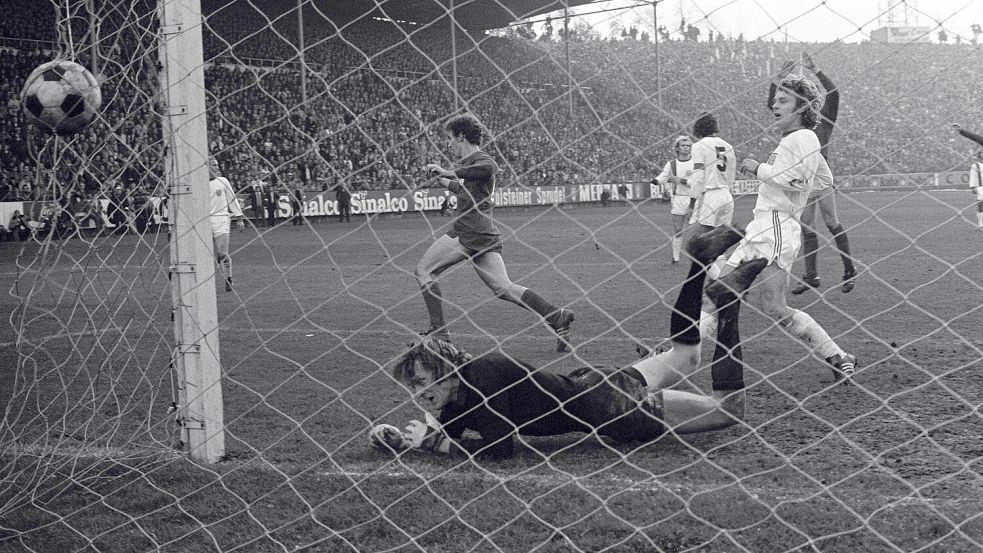 Sieben Tore gegen den FC Bayern: Am 20. Oktober 1973 verloren die Münchener am Kaiserslauterner Betzenberg mit 4:7 - drei Teffer erzielte Seppel Pirrung (Bildmitte). Foto: Horstmüller