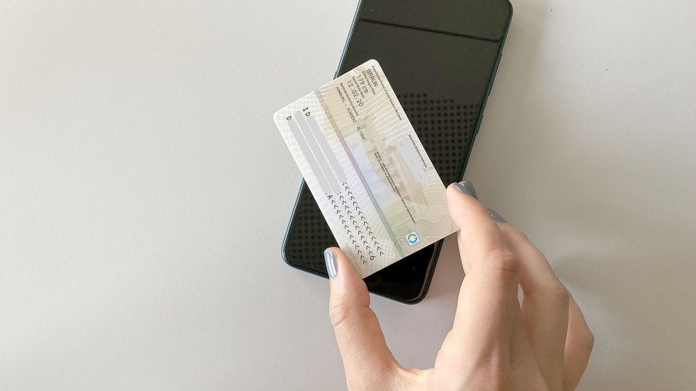 Mithilfe der Ausweisapp können Bürger online ihre Identität nachweisen. Bei der Einrichtung hapert es oft, zeigt unsere Blitzumfrage. Foto: Anna Niere