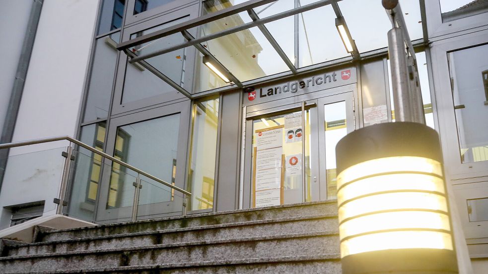 Der Eingang zum Landgericht in Aurich. Foto: Romuald Banik