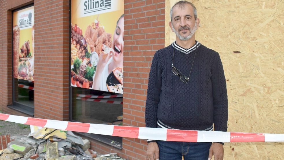 Hussam Ashlak steht vor der beschädigten Wand beim Grillhaus Silina in Westrhauderfehn. Der Imbiss wird von seiner Frau Irina betrieben. Fotos: Zein