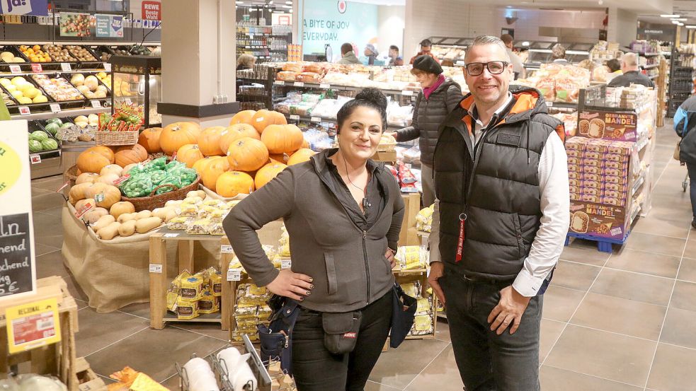 Filialleiterin Jennifer Stade und Marktchef Patrick Dolata in der Obst- und Gemüseabteilung.