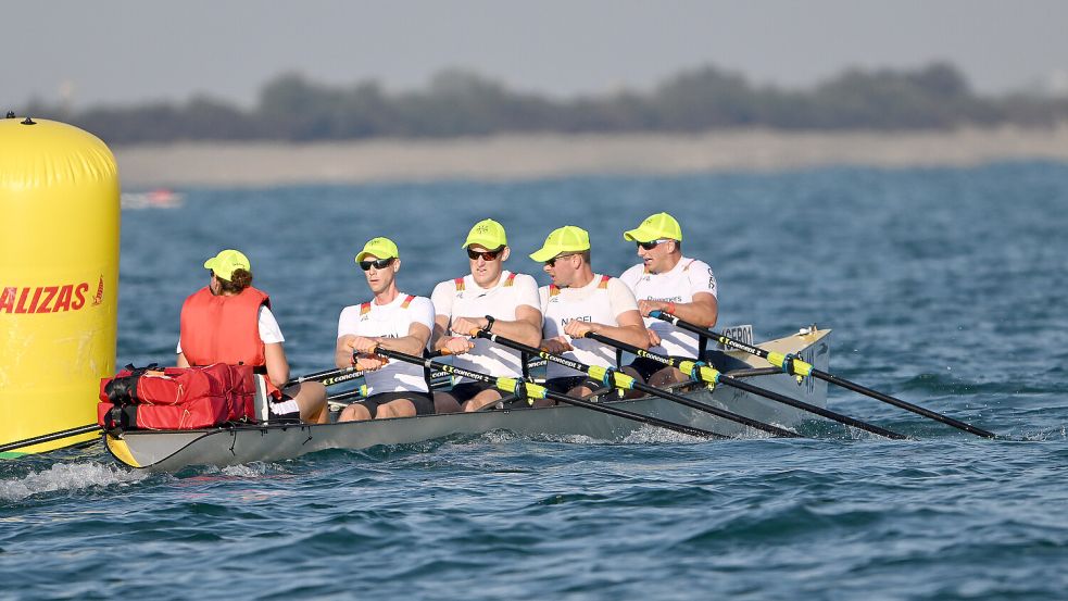 Steuerfrau Anja Nordmann (von links), Malte Hein, Christian Vennemann, Hendrik Nagel und der Auricher Maiko-Benedikt Remmers vertraten Deutschland bei der Weltmeisterschaft im Coastal Rowing.Foto: Detlev Seyb