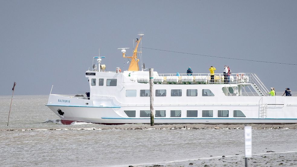 Die Fähre Baltrum III startet vom Hafen in Richtung der Inseln. Foto: DPA
