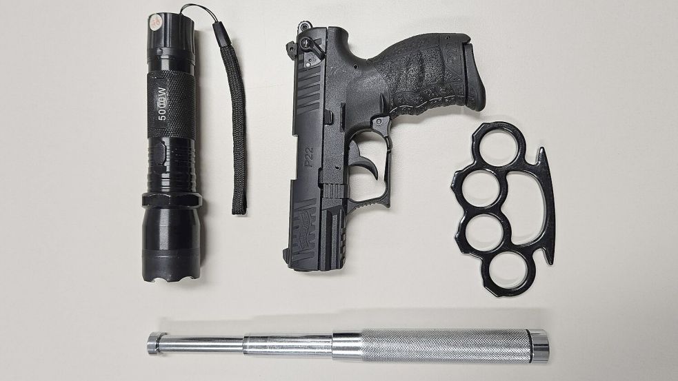 Vier Waffenfunde im Handschuhfach, die Taschenlampe verfügt am Lichtauslass über einen Elektroschocker. Foto: Zoll