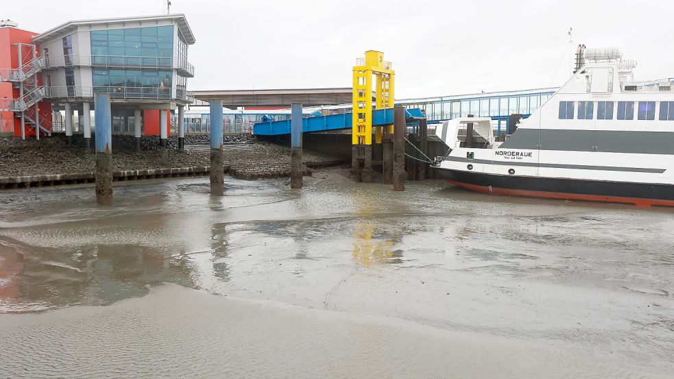 Hier geht nichts mehr: Die Fähre Norderaue der Wyker Dampfschiffs-Reederei Föhr-Amrum liegt bei extremen Niedrigwasser am Anleger in Dagebüll. Foto: dpa/Bodo Marks