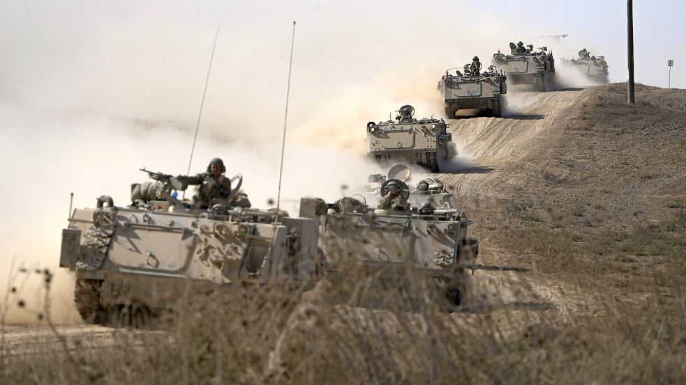 Israelische Panzer fahren auf die Grenze zum Gazastreifen im Süden Israels zu. Foto: dpa/AP/Ariel Schalit