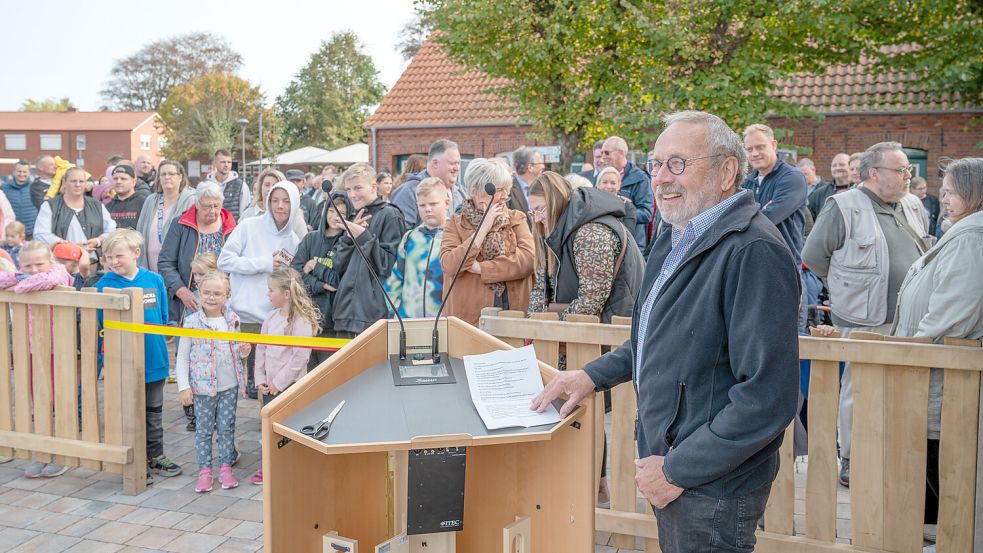 Marienhafes Bürgermeister Johann Tjaden bei der Spielplatzeröffnung am 30. September. Foto: Folkert Bents