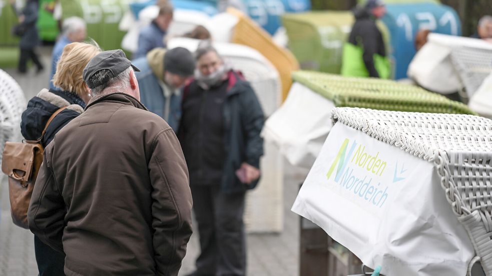 Interessenten begutachten die ausgemusterten Standkörbe, die in Norddeich Strandkörbe ersteigert werden konnten. Foto: DPA