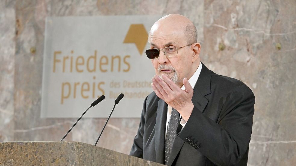 Mahner der Freiheit: Salman Rushdie bei seiner Dankesrede nach der Auszeichnung mit dem Friedenspreis des Deutschen Buchhandels. Foto: Arne Dedert/dpa