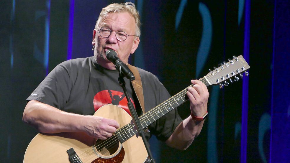 So kennt man ihn: Mit Gitarre trat Bernd Stelter am Sonnabend in der Auricher Stadthalle auf. Foto: Werner Jürgens