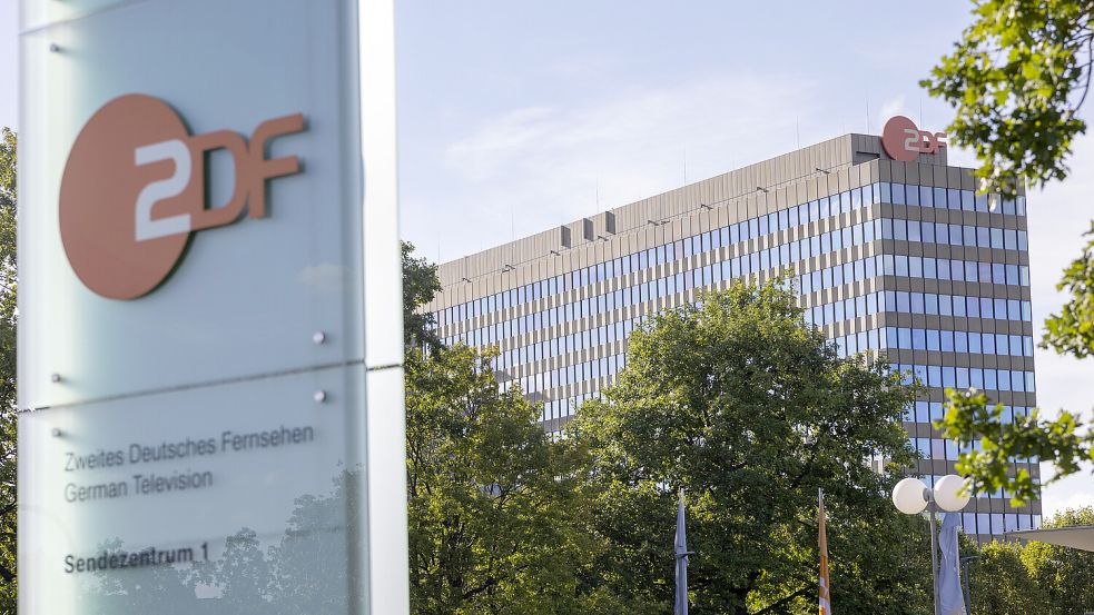 Das ZDF-Gelände im Mainzer Stadtteil Lerchenberg: Nach einer Bombendrohung gegen den Sender sind mehrere Gebäude von der Polizei geräumt worden. Foto: dpa/Helmut Fricke