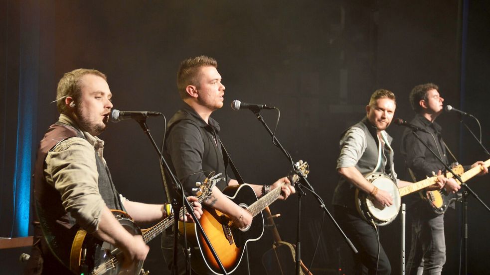 Die Kilkennys brachten die Auricher Stadthalle zum Brodeln: Josh O’Loughlin, Mick Martin, Davey Cashin und Tommy Mackey – vier brillante Botschafter der irischen Musik. Foto: Gerd-D. Gauger