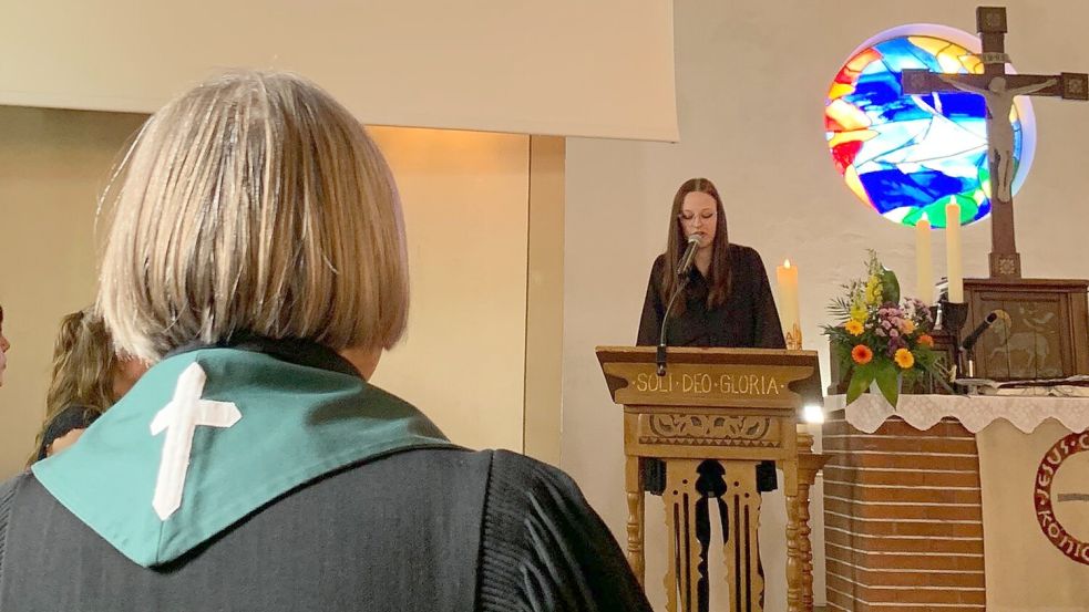 Großer und feierlicher Moment: Lea Matschke beim Predigen während der Konfirmationsgottesdienste im vergangenen Jahr in der Jacobi-Kirche Warsingsfehn. Foto: privat