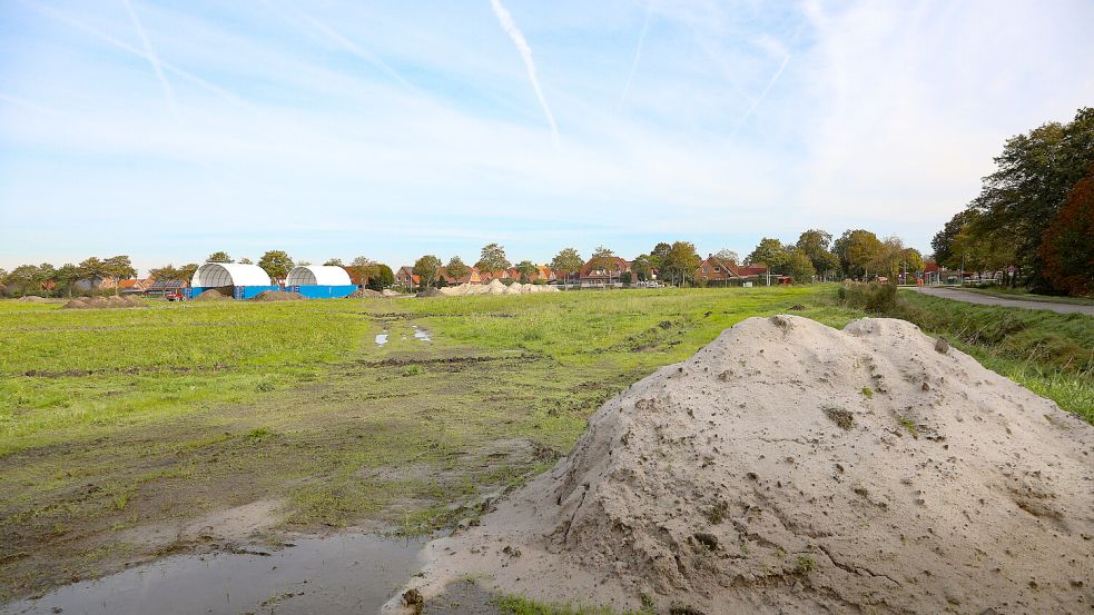 Blick auf das neue Baugebiet in Riepe. Die großen Hallen und so mancher Sandhaufen kündet von der Erschließung. Foto: Romuald Banik