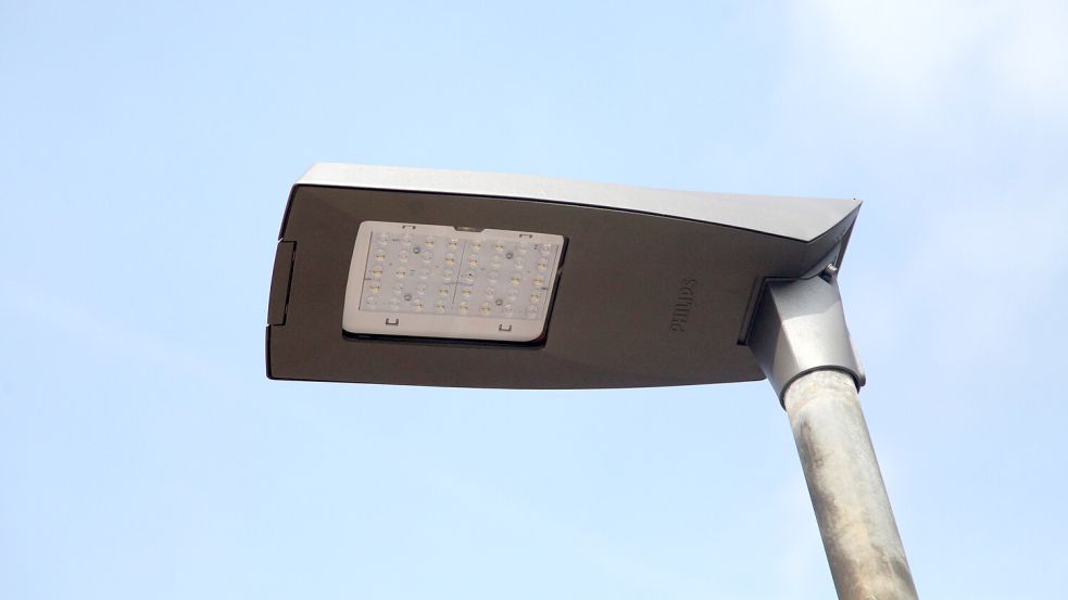Eine LED-Laterne. Die Straßenlaternen wurden in den vergangenen Jahren in Großefehn nach und nach auf LED-Technik modernisiert. Foto: Romuald Banik