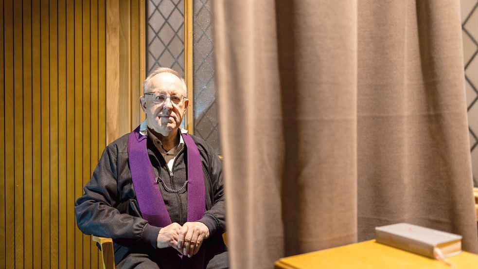 Beichtstuhl im Osnabrücker Dom: Domkapitular Hermann Wieh führt hier regelmäßig Beichtgespräche. Foto: Michael Gründel