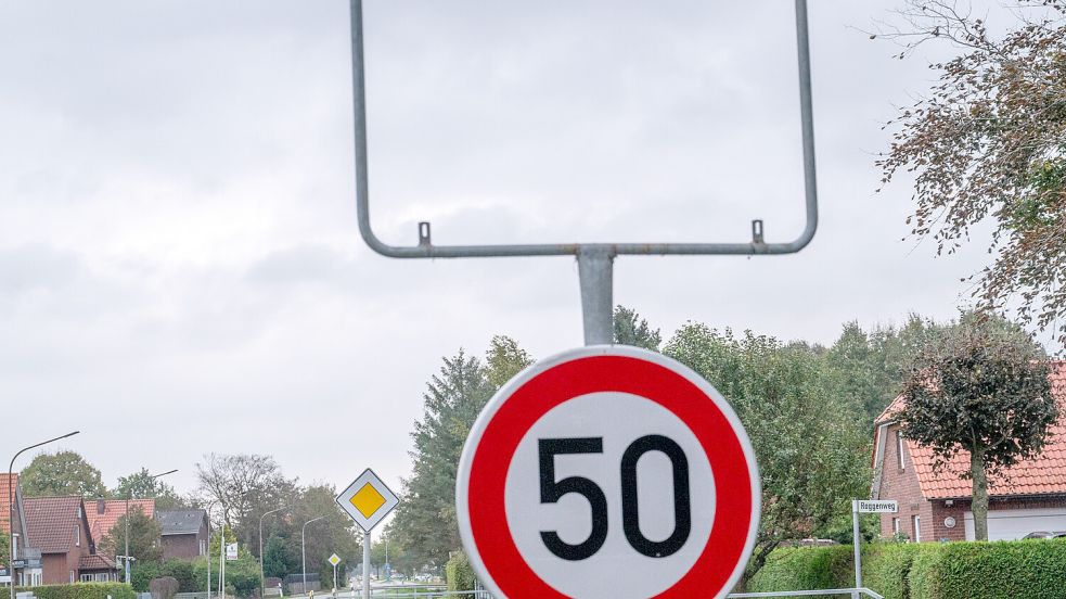 So sah jüngst der Ortseingang von Rechtsupweg aus. Auch in der Samtgemeinde Brookmerland sind bereits beispielsweise in Rechtsupweg und Leezdorf Schilder entwendet worden. Foto: Folkert Bents