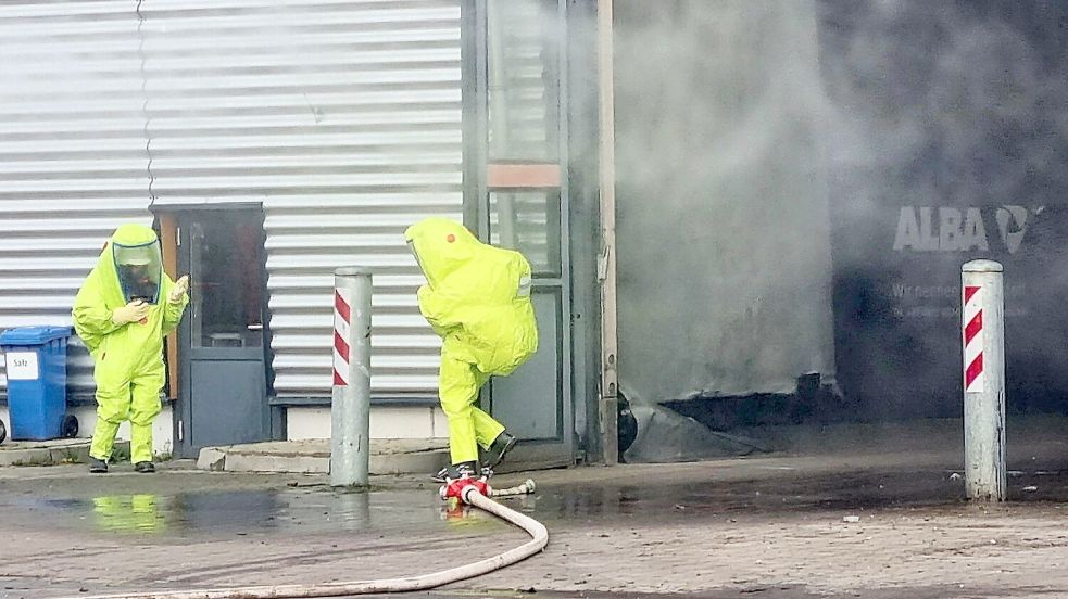 Mit Chemikalien-Schutzanzügen gingen die Feuerwehrleute in die Halle. Foto: Feuerwehr Großefehn