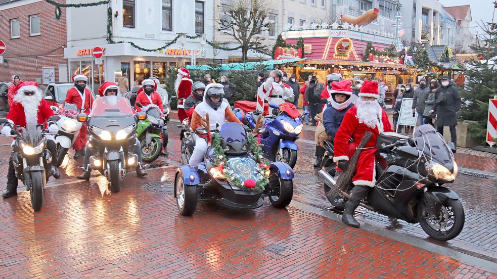 Die Motorradrocker sind in diesem Jahr regelmäßig auf den Weihnachtsmärkten in Südbrookmerland zu finden. Von dort fahren sie dann weiter zu anderen Weihnachtsmärkten wie hier in Aurich. Foto: Heino Hermanns