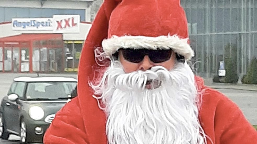 Auf ihre Verkleidung legen die Weihnachtsrocker auch bei Gegenwind Wert. Foto: privat