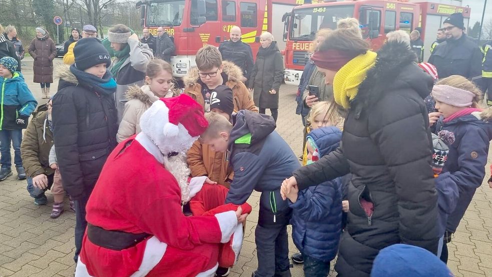 Schon im vergangenen Jahr waren die Weihnachtsrocker an Heiligabend unterwegs – damals beim dezentralen Weihnachtsgottesdienst am Feuerwehrhaus in Uthwerdum. Foto: Feuerwehr/Ina Dirksen