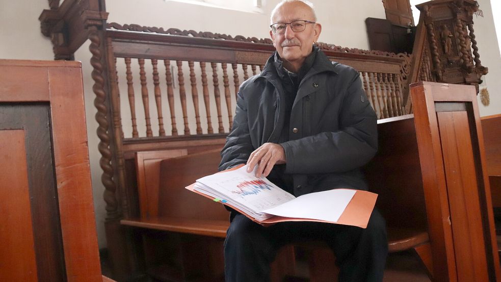 Kirchenvorsteher Heiko Hiller hat die Ordner für den Gemeindehausbau weggepackt und nun schon wieder eine dicke Mappe mit Unterlagen zur Kirchenheizung angelegt. Foto: Karin Böhmer