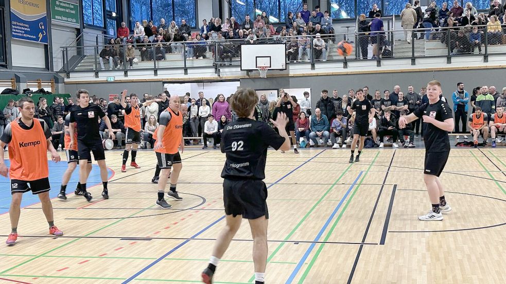 Handballspiele (hier eine Partie der „Die Dünnsten“ gegen „Ed von Schleck“ aus dem Vorjahr) vor großer Zuschauerkulisse zeichnen das Brookmerland-Turnier aus. Foto: privat