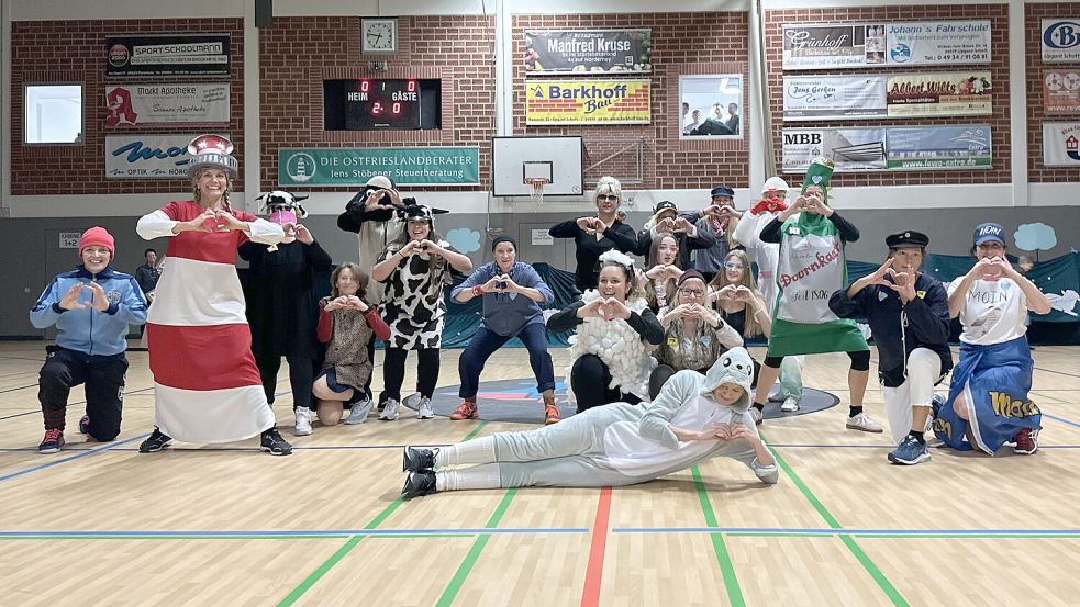 Das Handballturnier ist für die Kostümierungen der Mannschaften (hier 2022 die „Ostfriesenmodels“) bekannt. Foto: privat