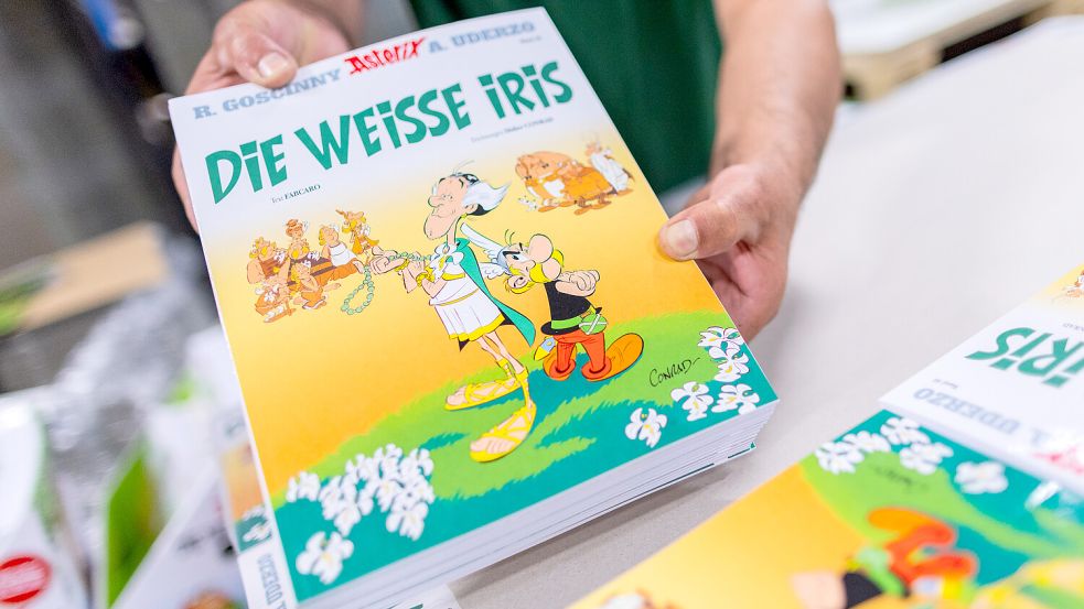 Ausgaben des neuen Asterix-Band Nummer 40 mit dem Titel „Die weiße Iris“ werden in einer Logistikhalle konfektioniert und in Displays für den Einzelhandel verpackt. Foto: picture-alliance/dpa