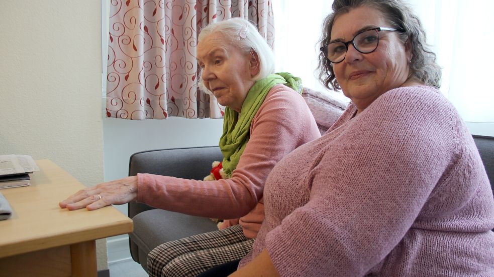 Gabriele Neubauer (r.) besucht ihre Tante Elisabeth Hoyer jeden Tag im Pflegeheim. Bis zum Jahresende muss sie einen neuen Pflegeplatz finden. Foto: Tim Prahle